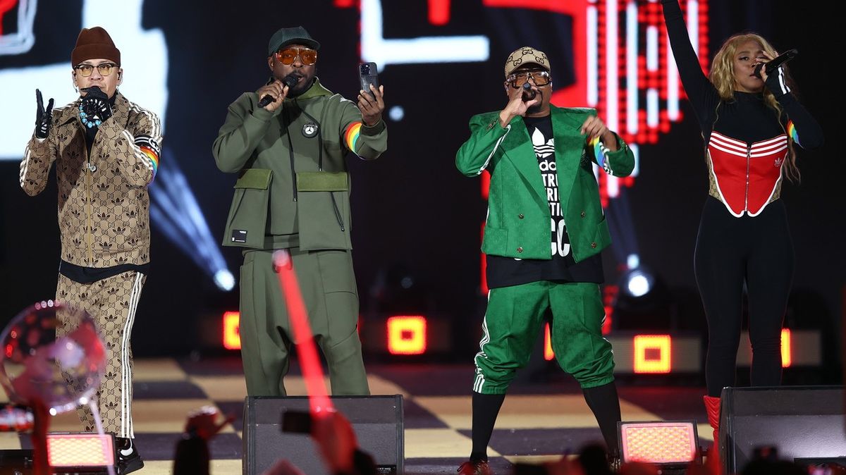 Polsko rozhodili zpěváci The Black Eyed Peas. Stačila jim duhová páska